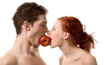 couple-eating-apple-750075